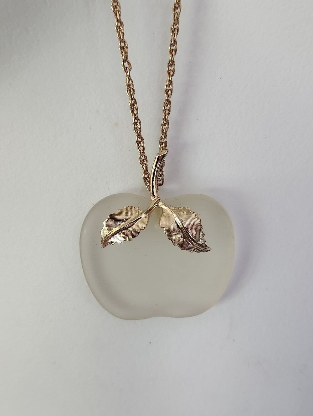 Vtg Avon Gold Tone Apple Pendant Necklace in Frosted White